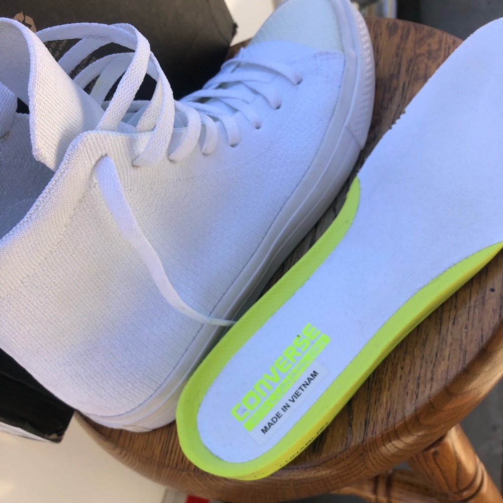 Brand New 8.5 MENS CTAS FlyKnit White Converse 🔥